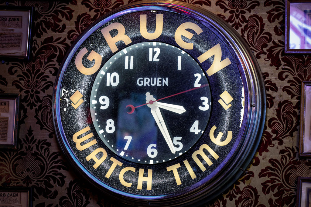 English Pub/Restaurant in San Mateo, California / The Swingin' Door