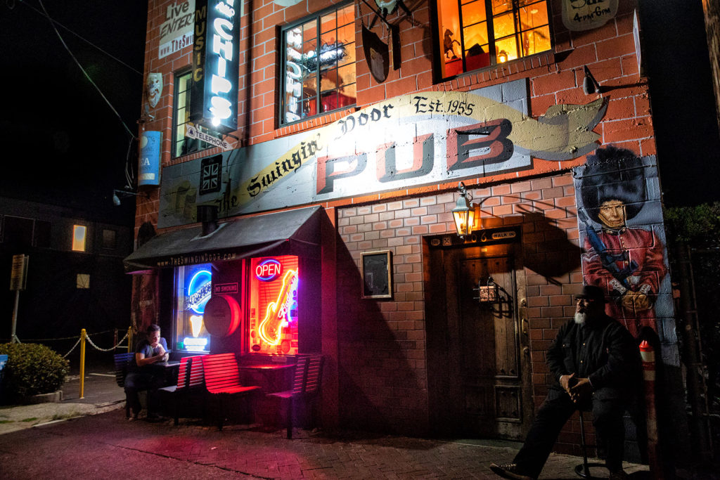 English Pub/Restaurant in San Mateo, California / The Swingin' Door